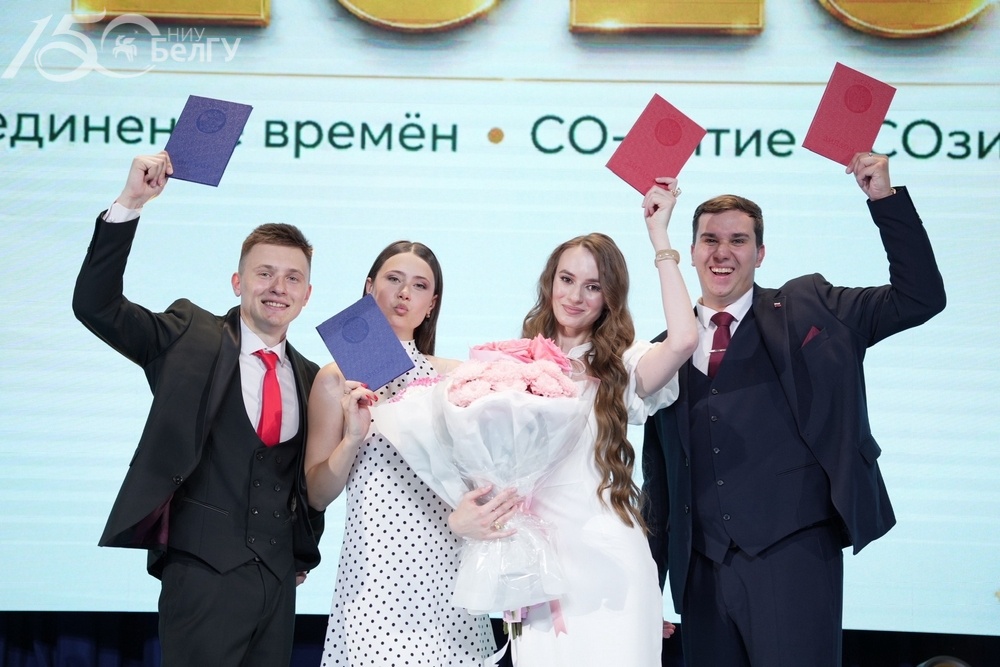 Ректор НИУ «БелГУ» Евгения Карловская вручила дипломы выпускникам Старооскольского филиала