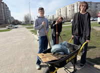 Студенты Старооскольского филиала НИУ «БелГУ» приняли активное участие в субботнике на территории Храма Рождества Христова