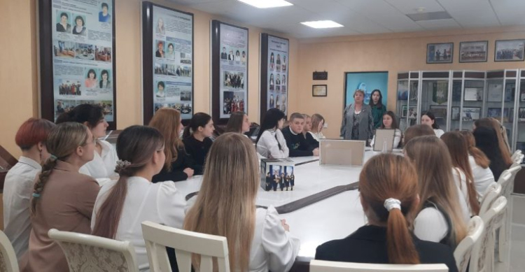 Экскурсия первокурсников педагогического колледжа в музей истории СОФ НИУ «БелГУ»